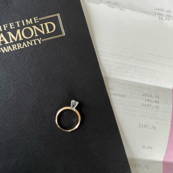 .9 carat solitaire diamond. Set in platinum with a 14k yellow gold band. - Picture 7 of 9